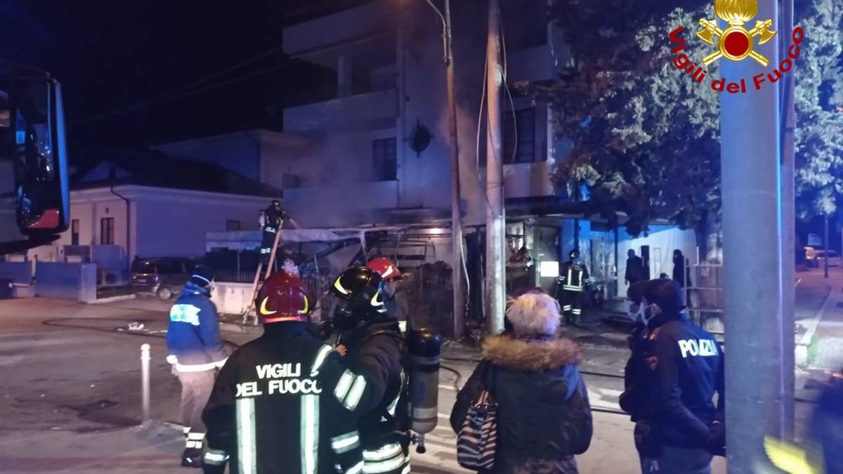 Rimini, incendio nella notte al negozio di zootecnia in via Marecchiese