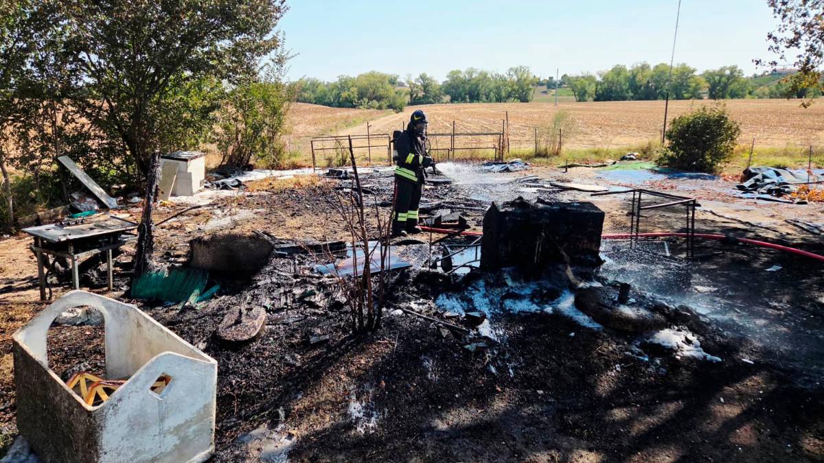 Coriano, roulotte distrutta dalle fiamme, intervengono i Vigili del Fuoco - Gallery