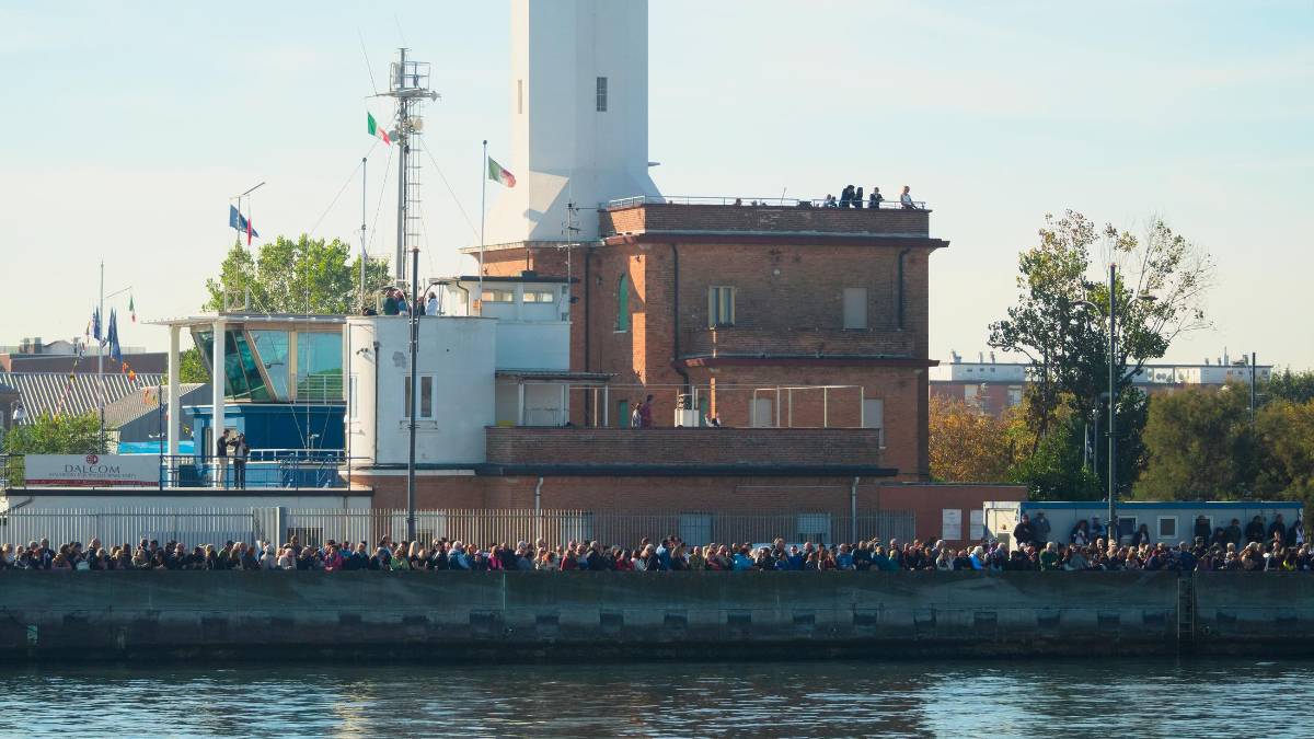 Ravenna. L’Amerigo Vespucci saluta tra le note della banda e un corteo di 150 imbarcazioni FOTOGALLERY