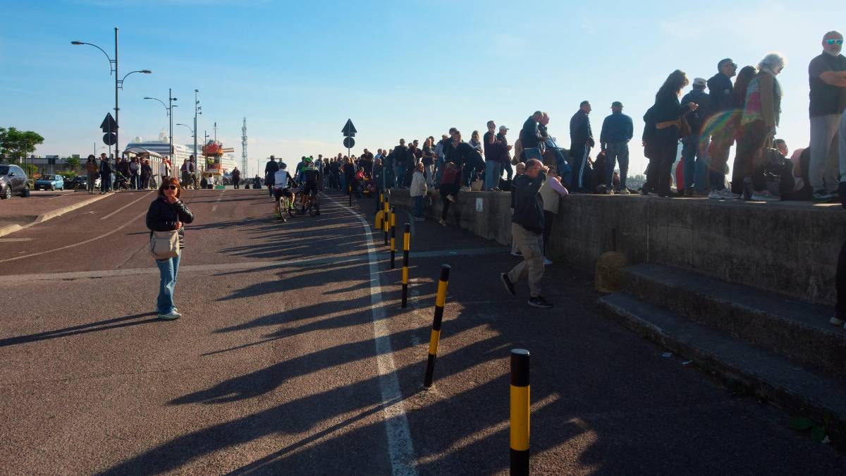 Ravenna. L’Amerigo Vespucci saluta tra le note della banda e un corteo di 150 imbarcazioni FOTOGALLERY