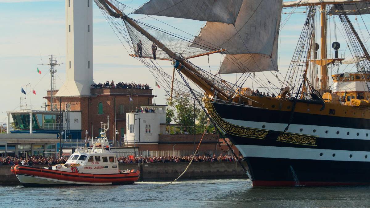 Ravenna. L’Amerigo Vespucci saluta tra le note della banda e un corteo di 150 imbarcazioni FOTOGALLERY