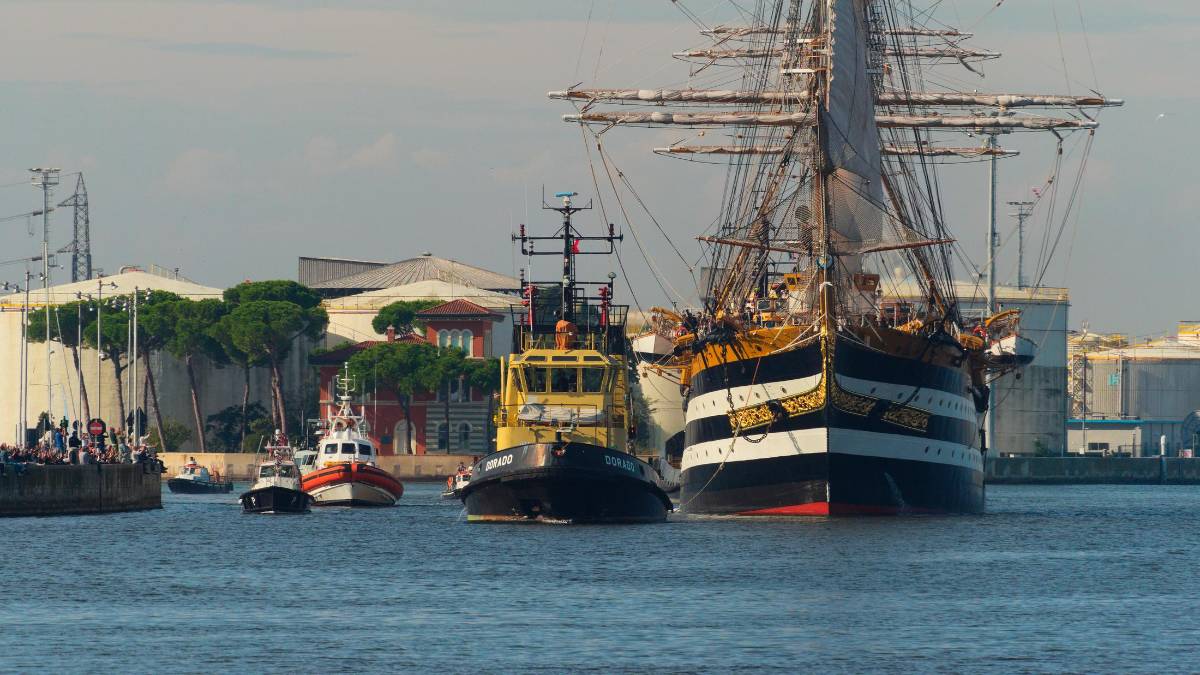 Ravenna. L’Amerigo Vespucci saluta tra le note della banda e un corteo di 150 imbarcazioni FOTOGALLERY