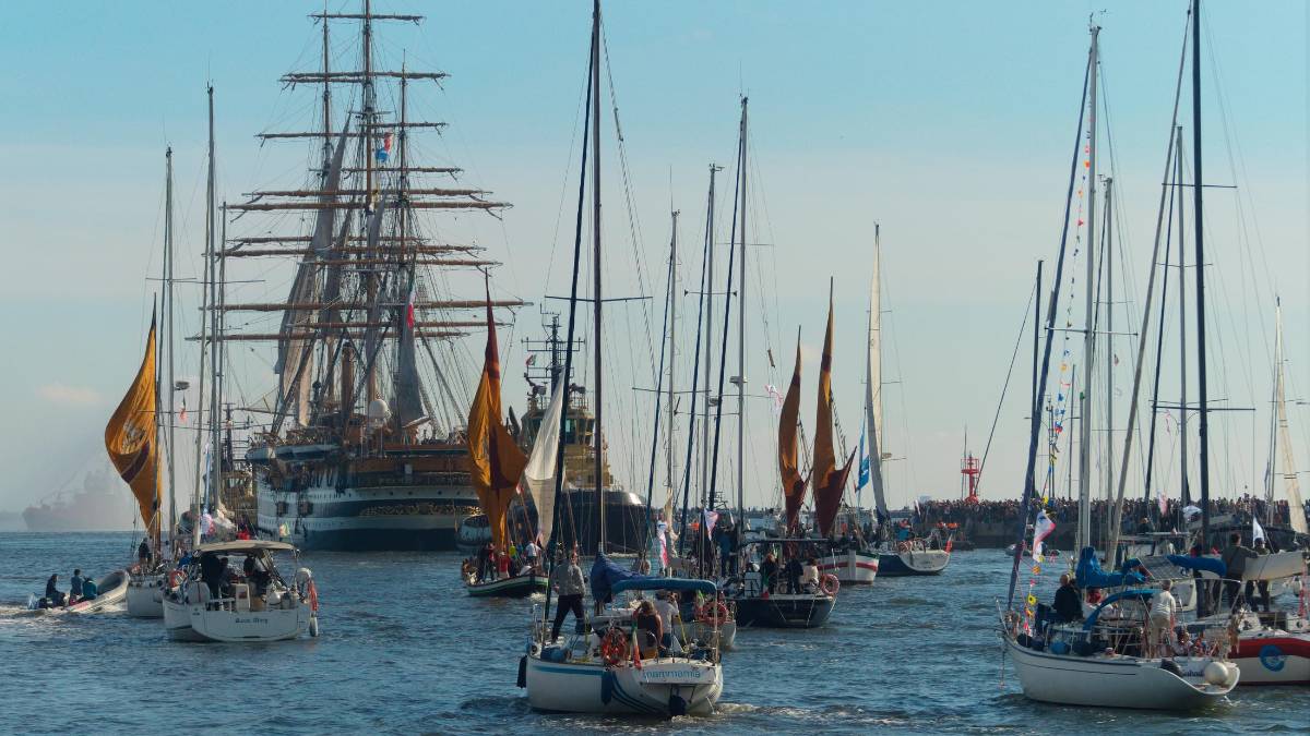 Ravenna. L’Amerigo Vespucci saluta tra le note della banda e un corteo di 150 imbarcazioni FOTOGALLERY