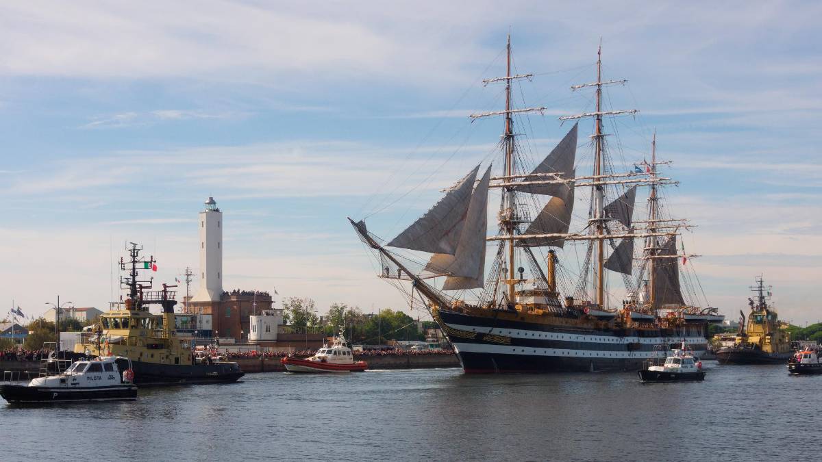 Ravenna. L’Amerigo Vespucci saluta tra le note della banda e un corteo di 150 imbarcazioni FOTOGALLERY