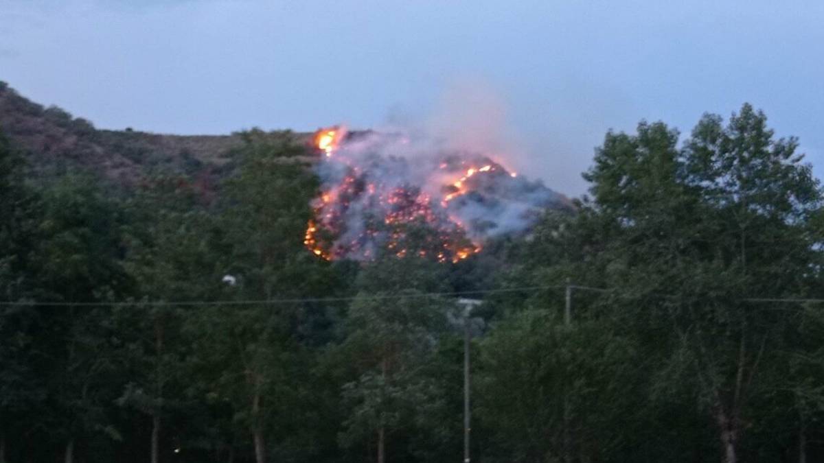 Borghi, incendio ormai domato ma il lavoro del 115 prosegue dopo 14 ore