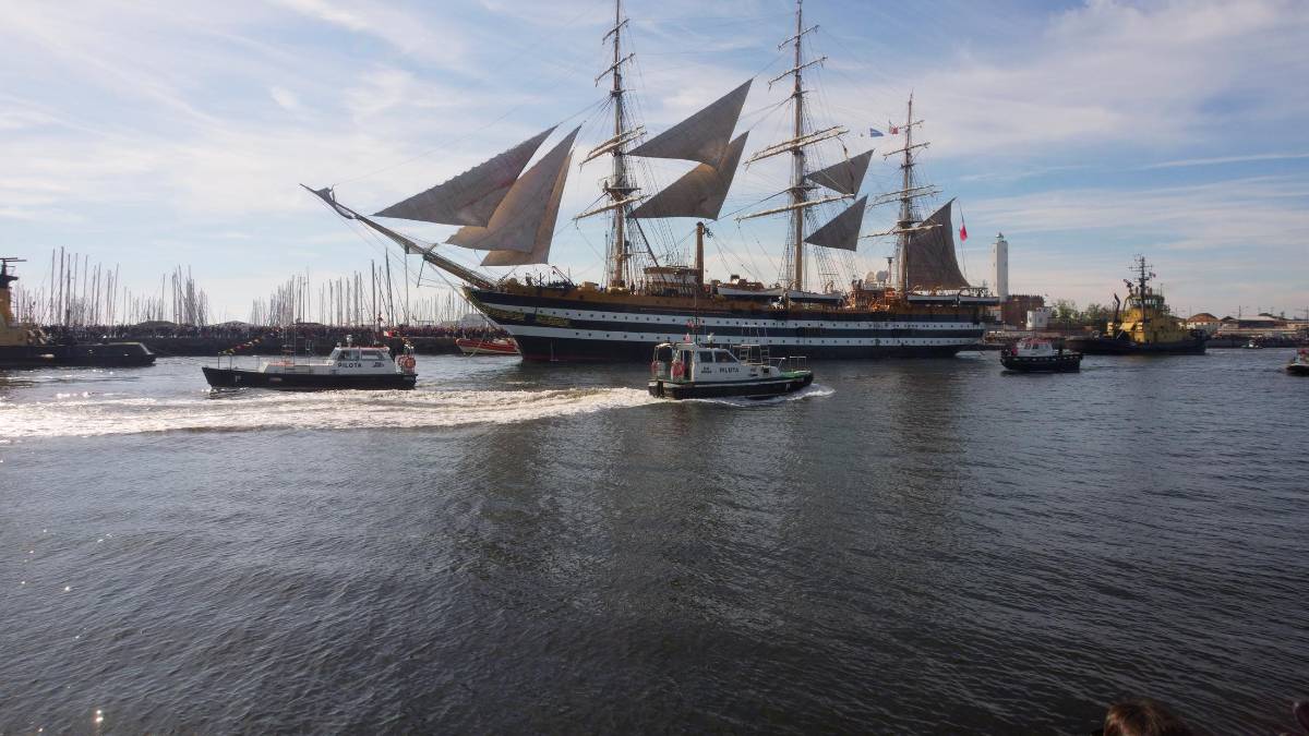 Ravenna. L’Amerigo Vespucci saluta tra le note della banda e un corteo di 150 imbarcazioni FOTOGALLERY