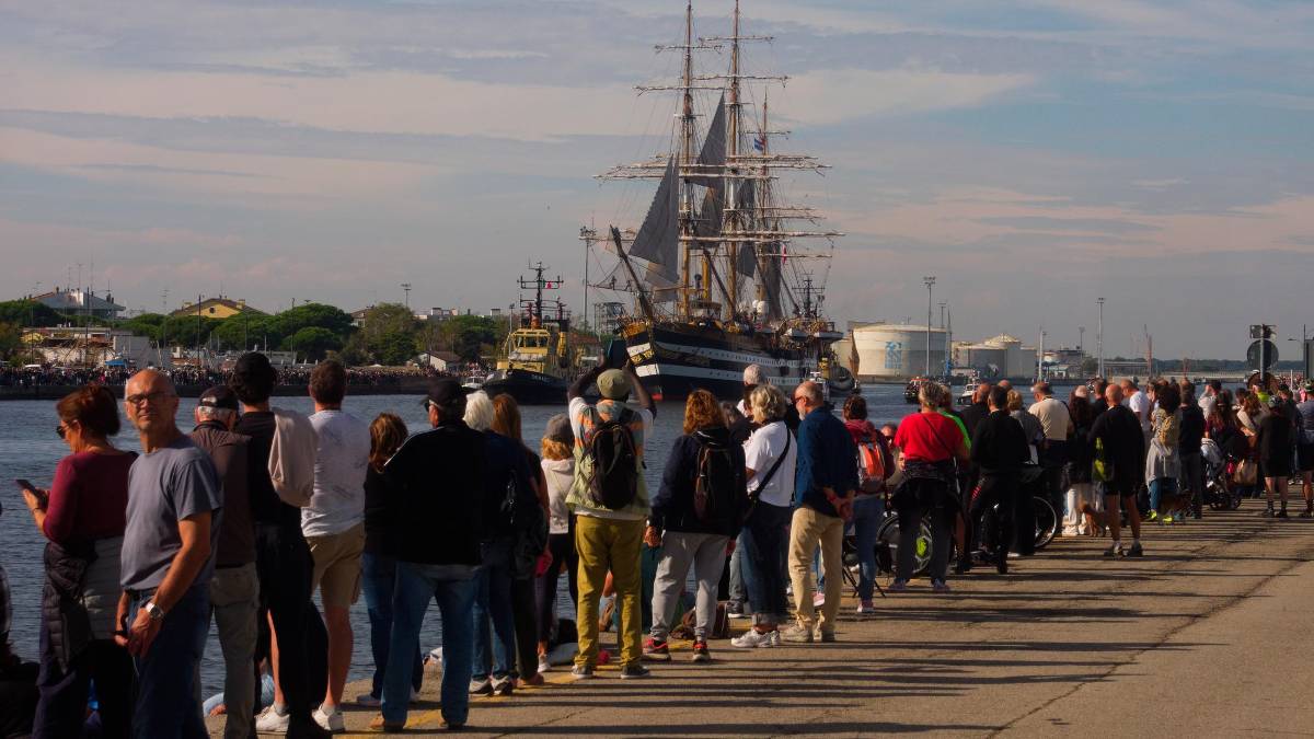 Ravenna. L’Amerigo Vespucci saluta tra le note della banda e un corteo di 150 imbarcazioni FOTOGALLERY