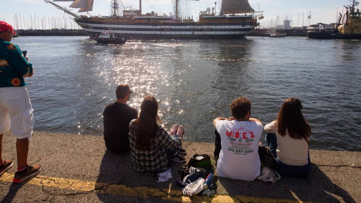 Ravenna. L’Amerigo Vespucci saluta tra le note della banda e un corteo di 150 imbarcazioni FOTOGALLERY