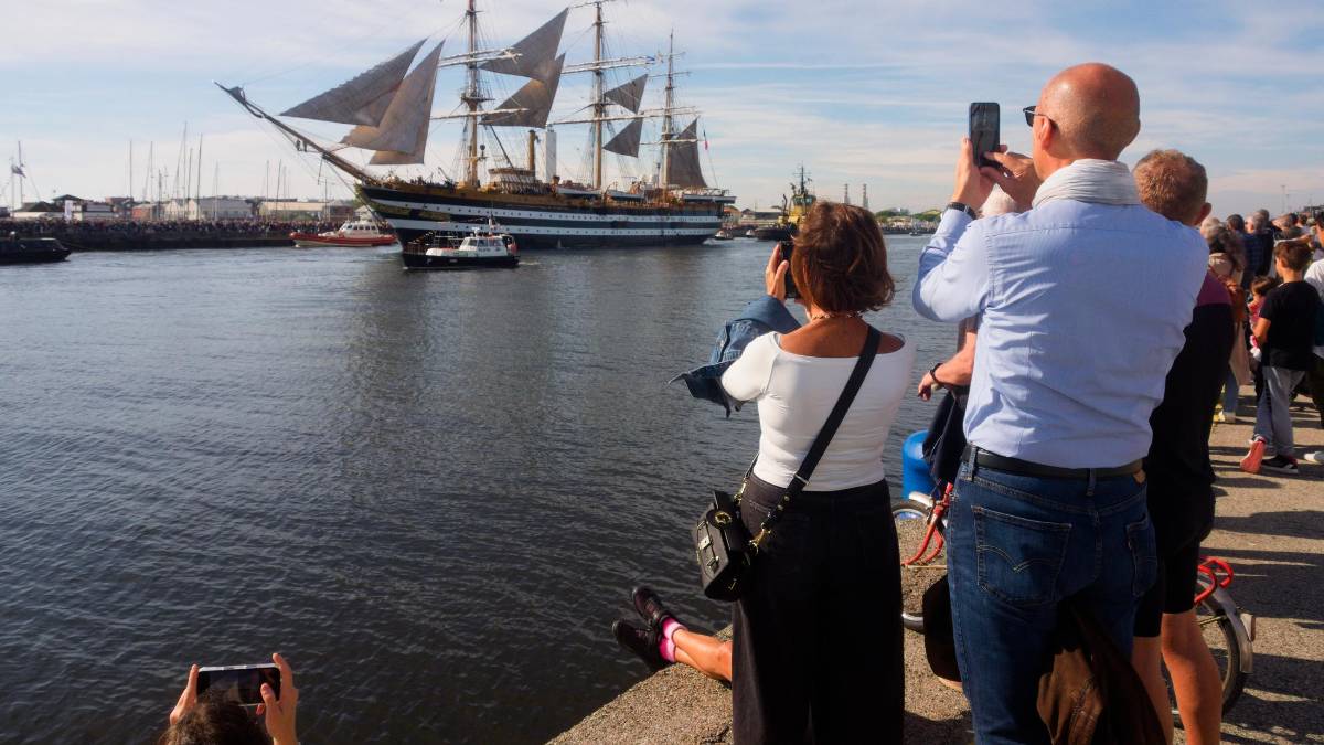 Ravenna. L’Amerigo Vespucci saluta tra le note della banda e un corteo di 150 imbarcazioni FOTOGALLERY