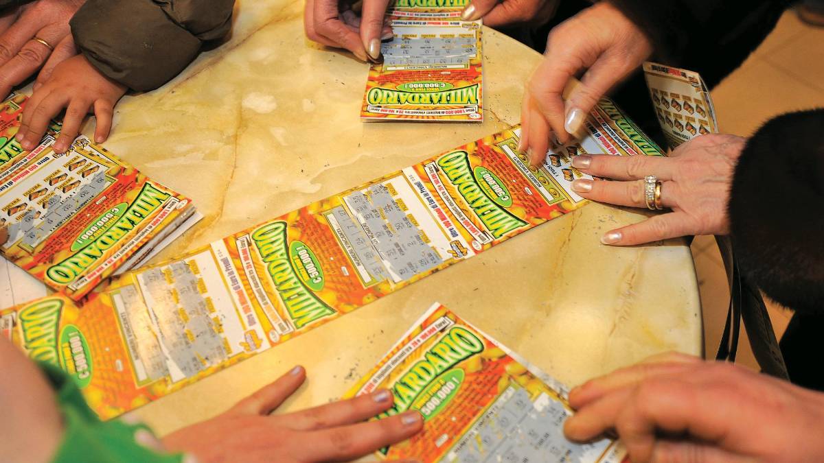 Ruba due blocchetti di “Gratta e vinci” e poi scappa a piedi in mezzo alla E45: arrestato a Borello