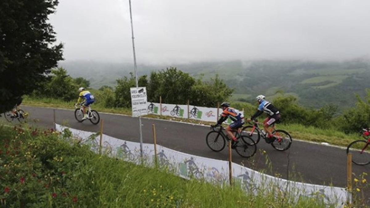 Rifiuti gettati durante la Nove Colli, 10 ciclisti squalificati