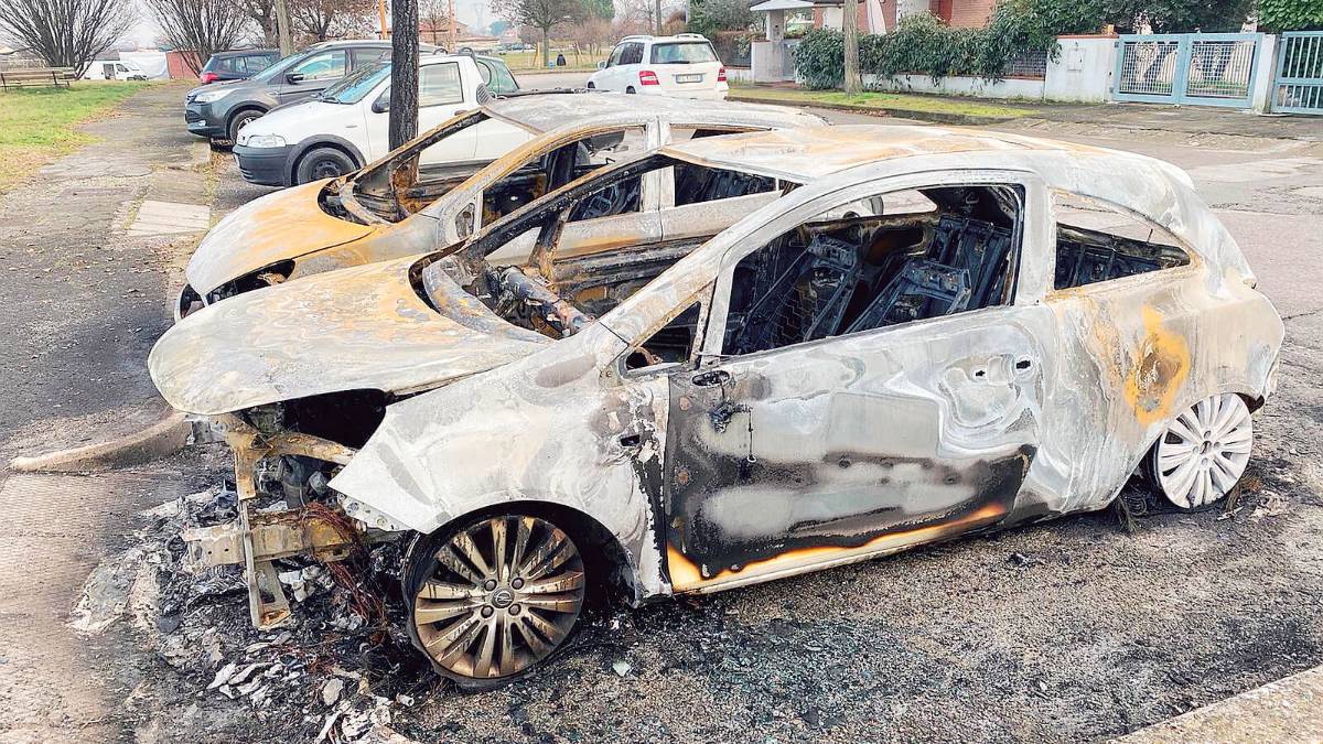 Cesena, due vetture distrutte dal fuoco: danni per 25.000 euro nella notte