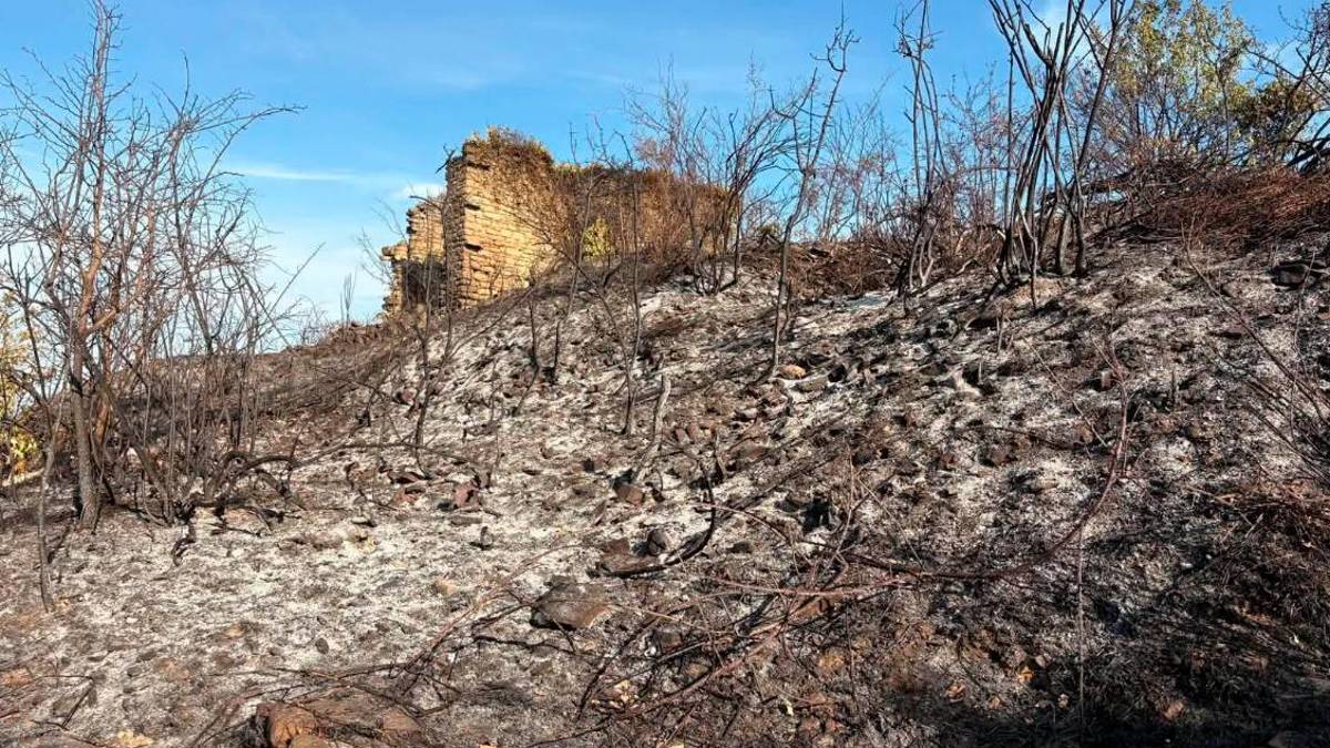 Civitella, chiesina salvata dalle fiamme da due abitanti ma parte un nuovo incendio. Le foto della devastazione GALLERY