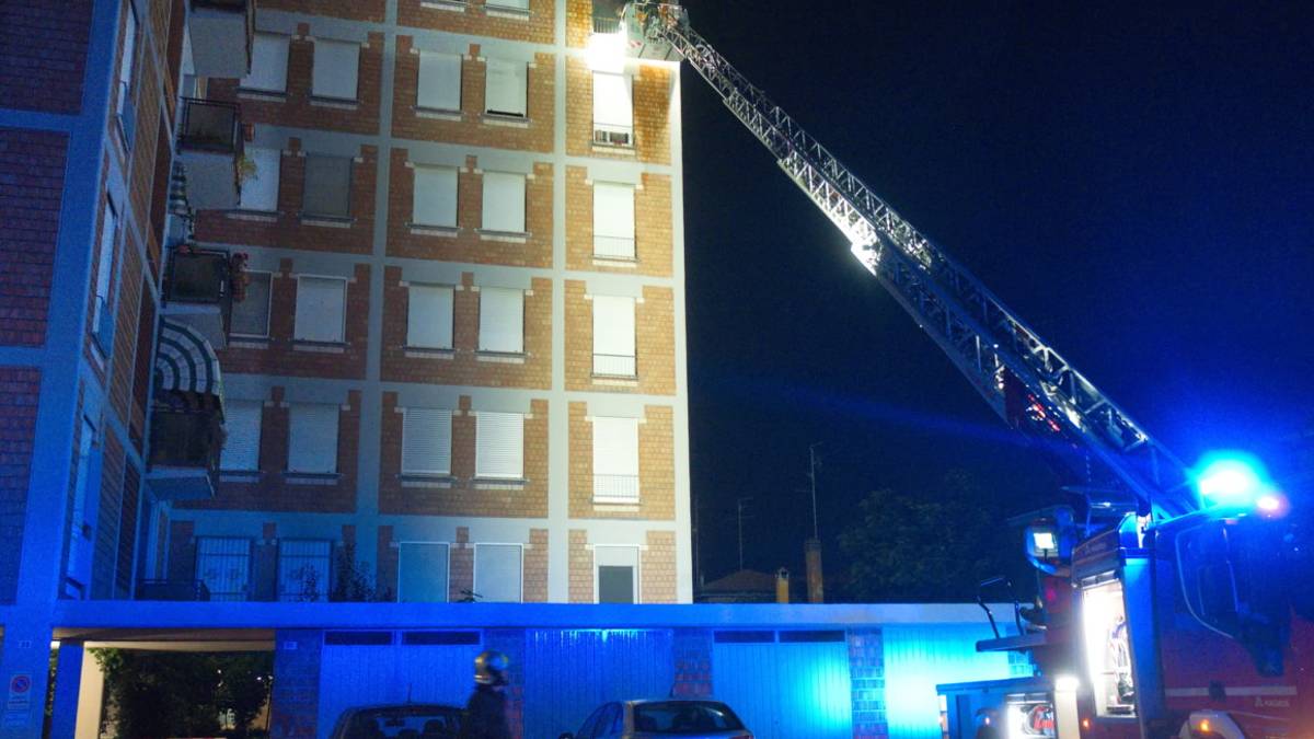 Incendio nella notte a Ravenna, muore una 63enne