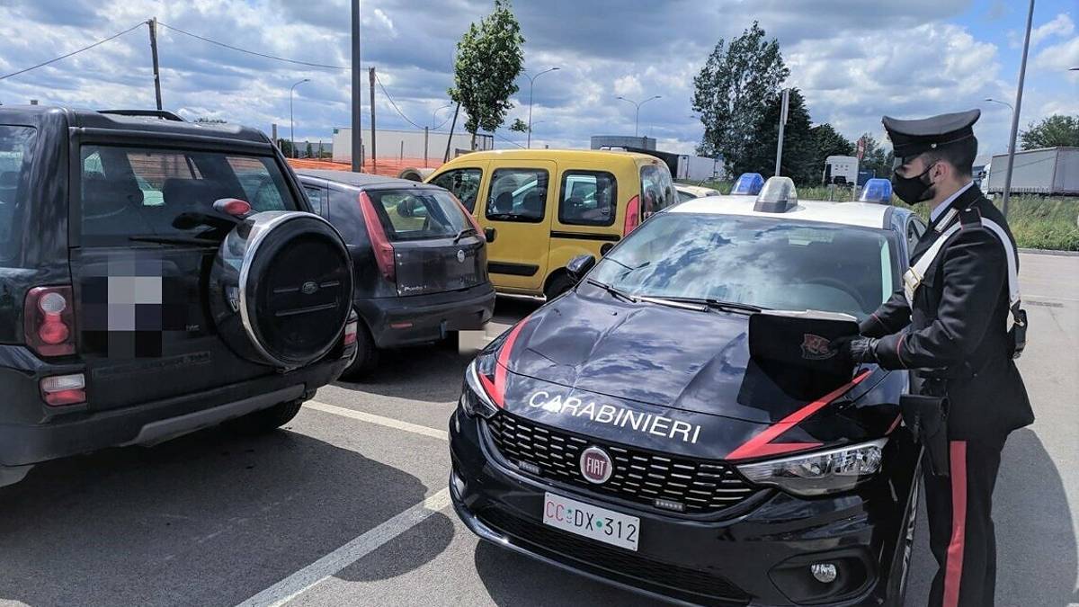 Si intestava decine di veicoli usati: 57enne denunciato per falso ideologico