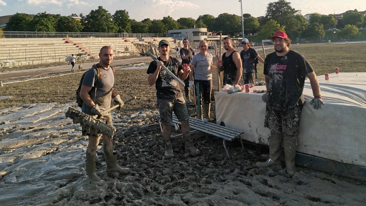 Cesena, la squadra di rugby rinuncia alle finali Uisp e va a spalare: Il nostro campionato finisce qui, c'è altro da fare