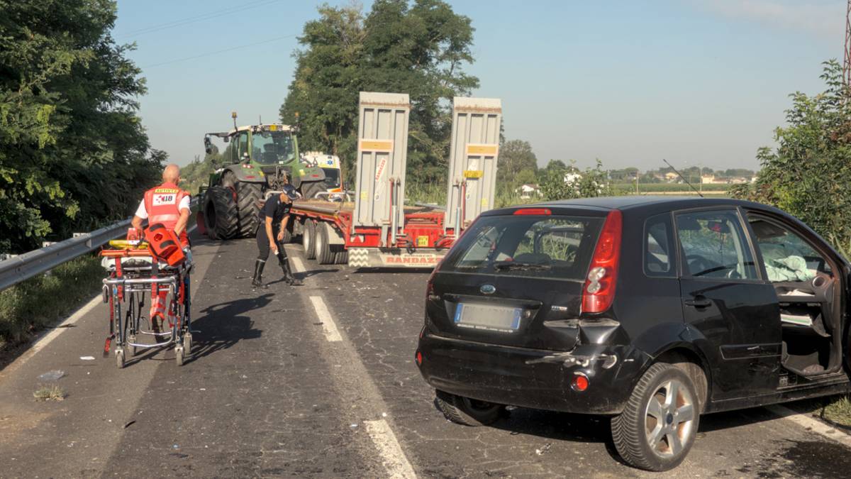 Mandriole, auto sorpassa ciclista e finisce contro un trattore