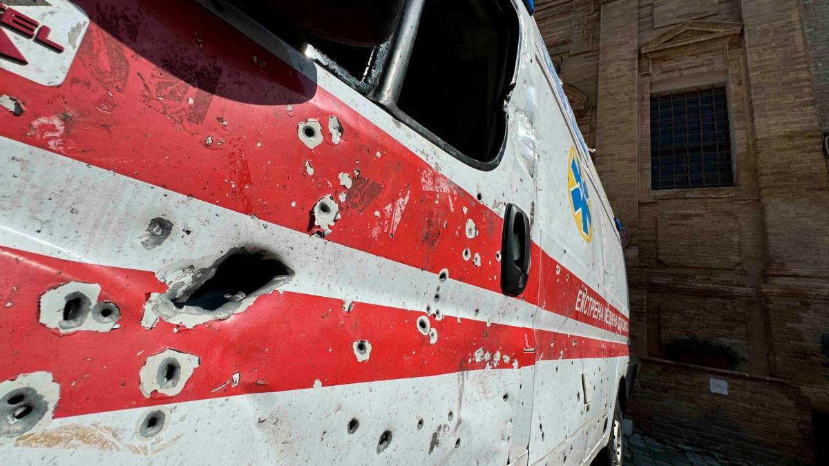 L’ambulanza crivellata di colpiIl mezzo