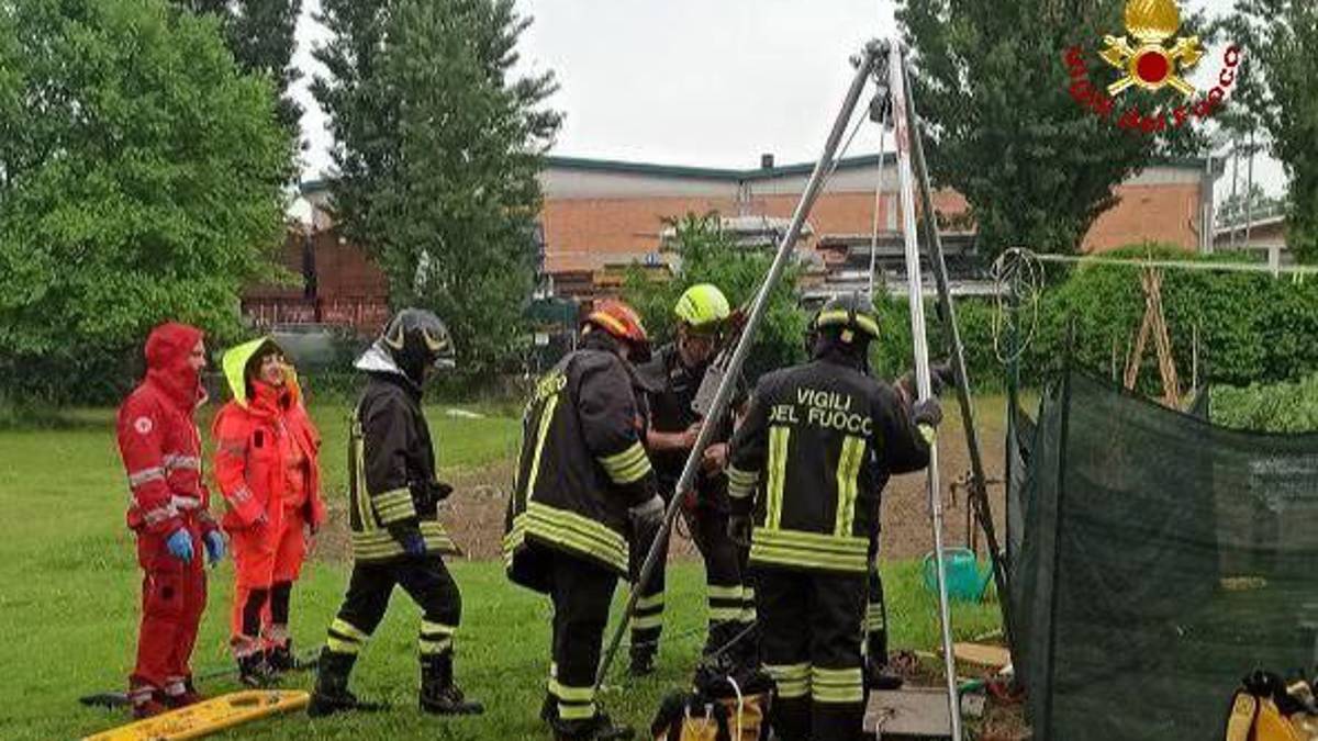 Forlì, cade in un pozzo a testa in giù: soccorso dai Vigili del Fuoco