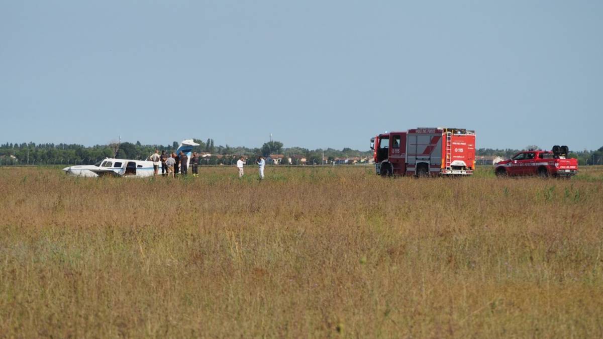 Il carrello non si apre: atterraggio d'emergenza all'aeroporto di Ravenna