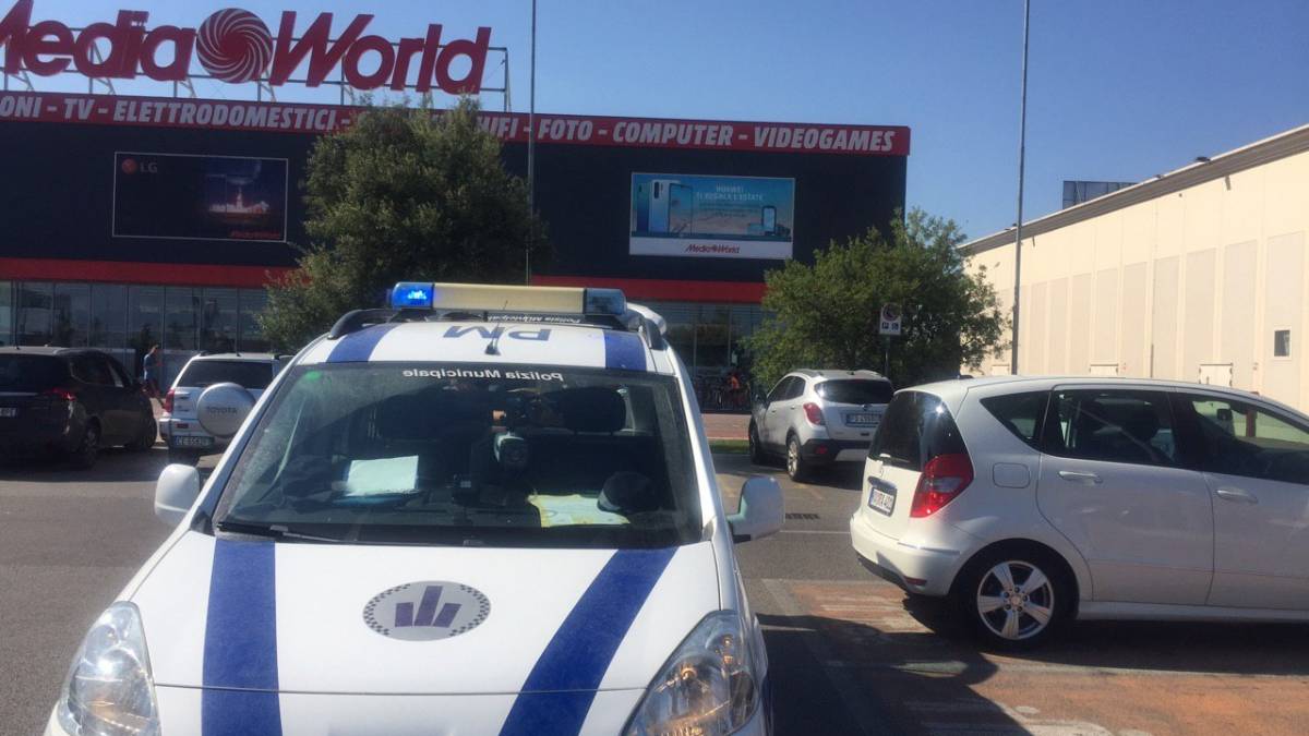 Savignano, urtano auto e offrono 30 euro, al rifiuto se ne vanno