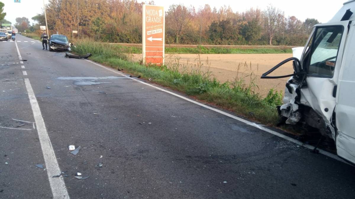 Ravenna, incidente: un uomo in gravi condizioni dopo un frontale a Mezzano