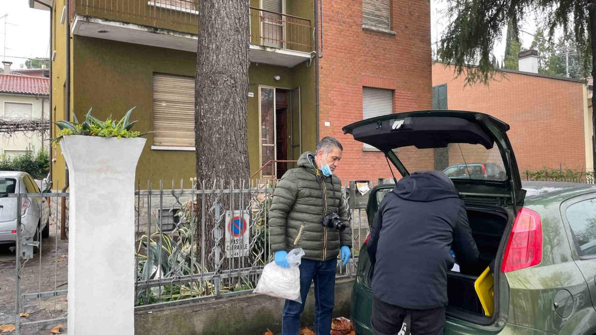 Cesena, trovato morto in cucina 76enne nudo e con luci di Natale sul corpo: ucciso da una scossa elettrica? - Gallery