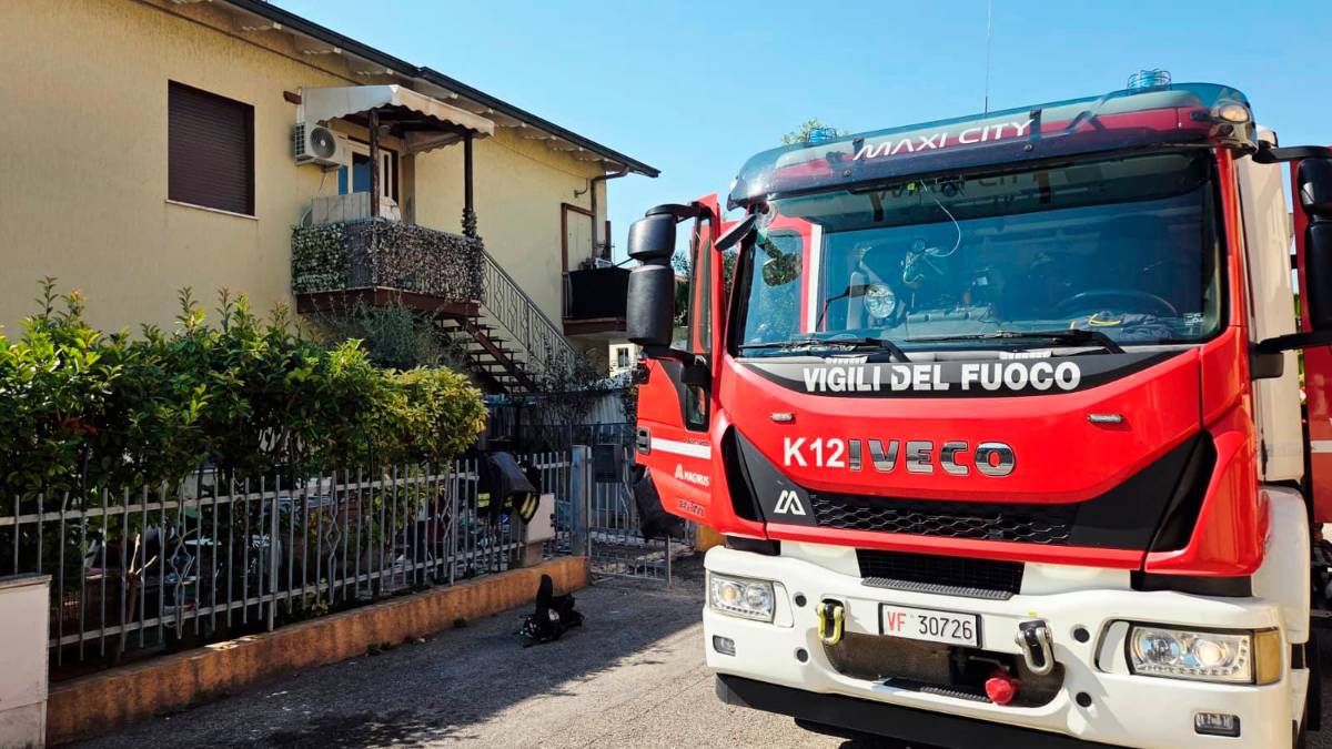 Rimini, incendio in un appartamento: in due si ustionano portando all’esterno un divano in fiamme - Gallery