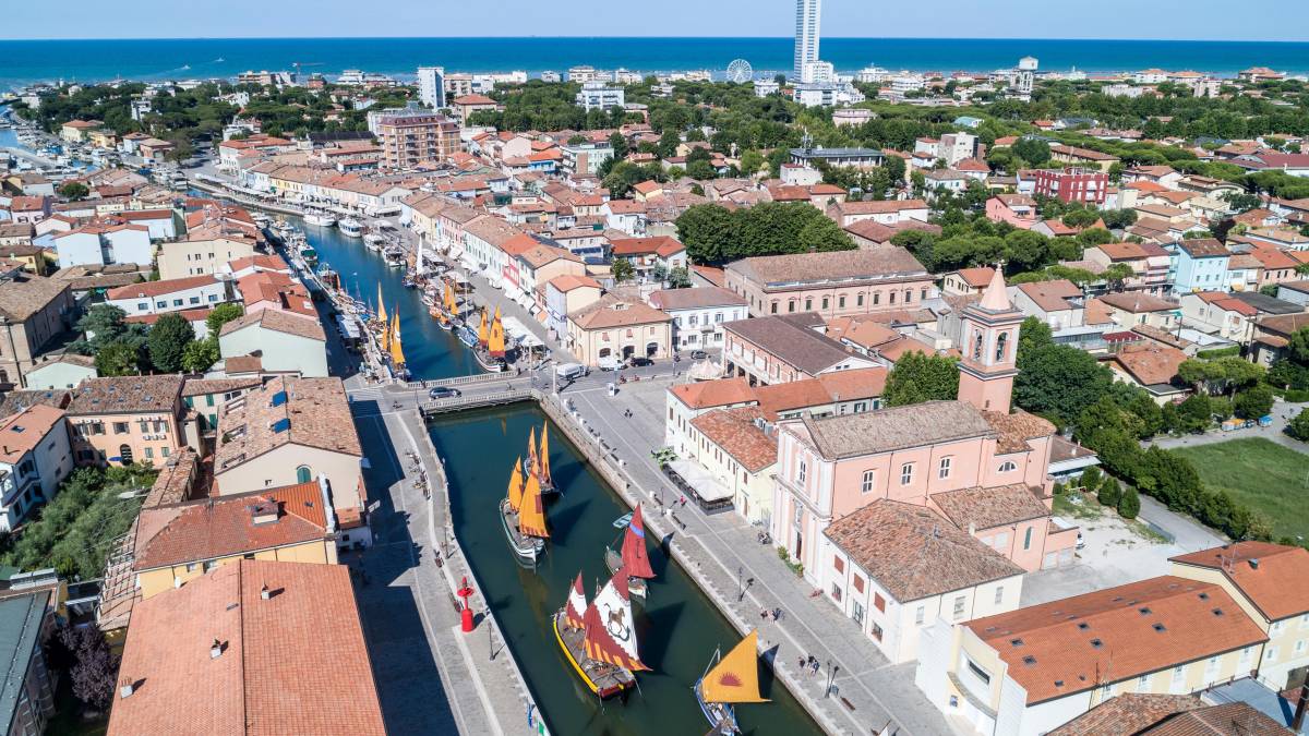 Cesenatico, la passeggiata lungo il porto canale dedicata al poeta Ferruccio Benzoni