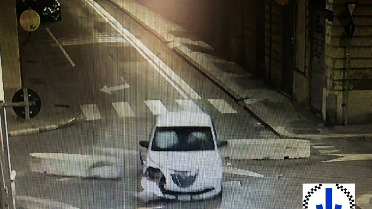 Faenza, si schiantò contro la Rosa dei venti: trovato l'automobilista