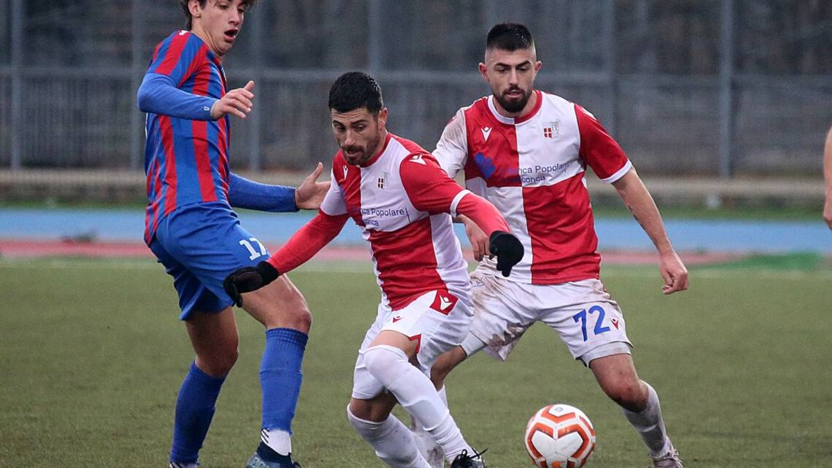 Calcio D, il Cattolica scappa via ma il Rimini lo riprende in 10