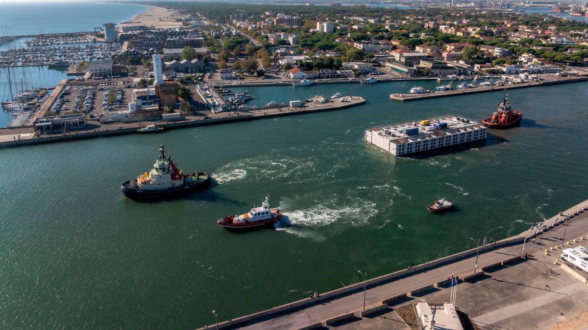 Ravenna, una diga da 900 metri a protezione del rigassificatore: posato il primo dei 18 cassoni - Gallery