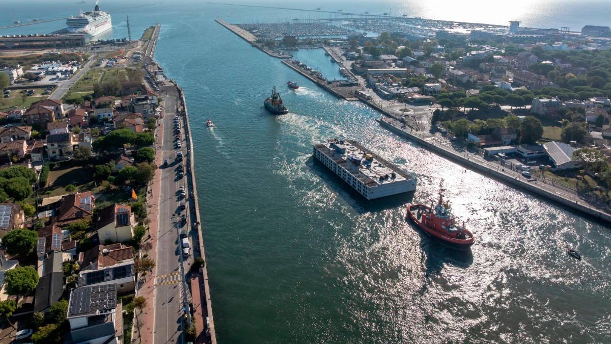 Ravenna, una diga da 900 metri a protezione del rigassificatore: posato il primo dei 18 cassoni - Gallery
