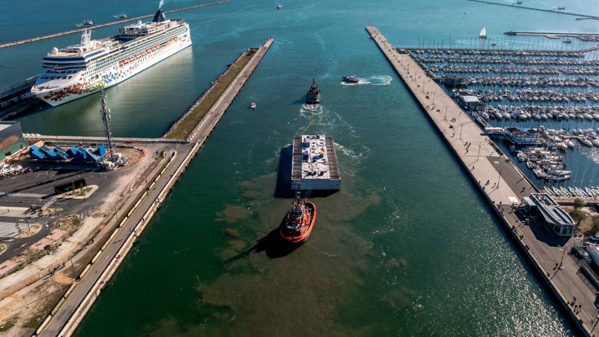 Ravenna, una diga da 900 metri a protezione del rigassificatore: posato il primo dei 18 cassoni - Gallery