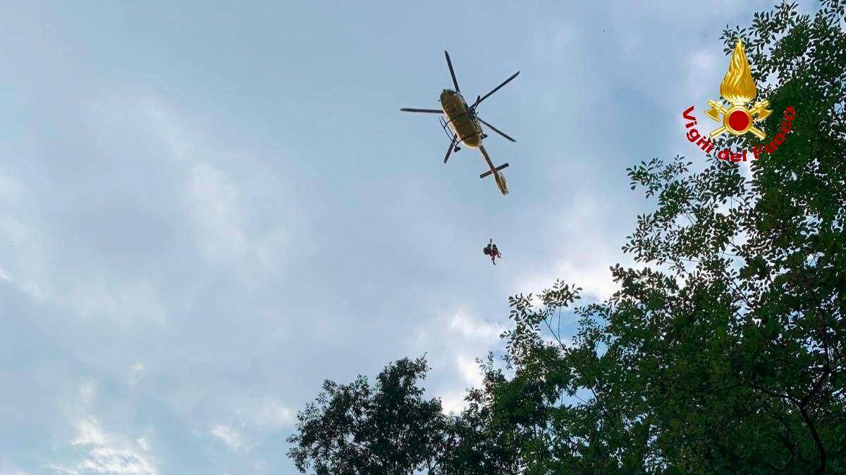 Verghereto, scivola nel torrente e si frattura una caviglia: donna 60enne cesenate in elicottero all’ospedale