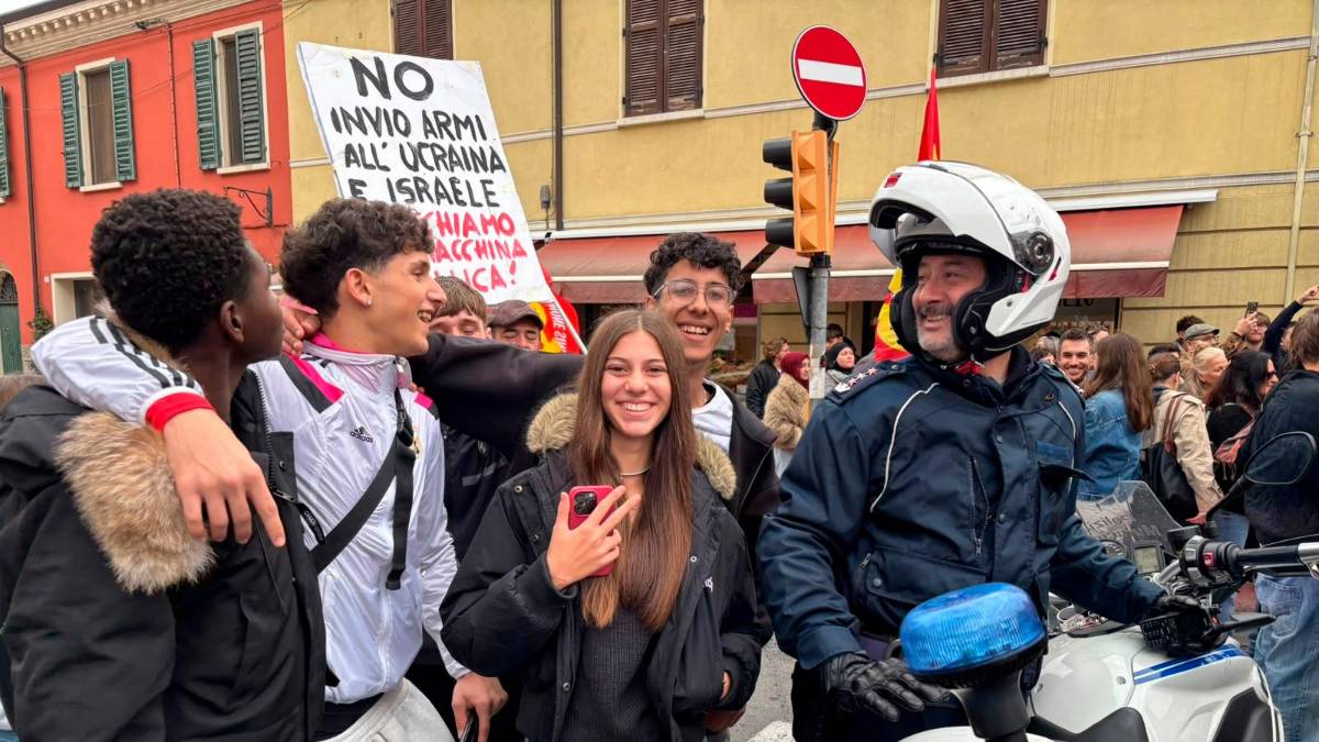 La lezione di Cesena: un corteo pacifico di studenti armati di cori e cartelloni VIDEO GALLERY
