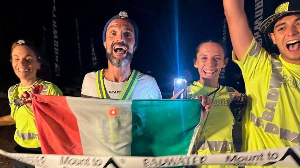 Nicola Placucci al traguardo della Badwater 135 con la sua squadra