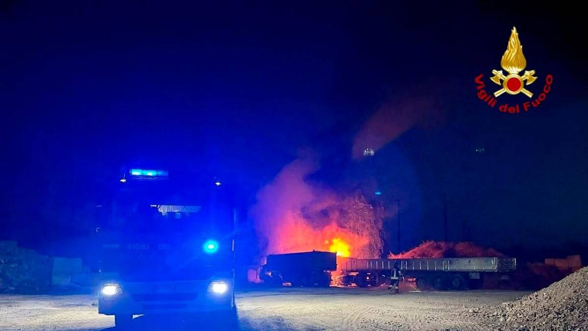 Cesena, incendio: due autotreni a fuoco nel parcheggio esterno di una ditta VIDEO