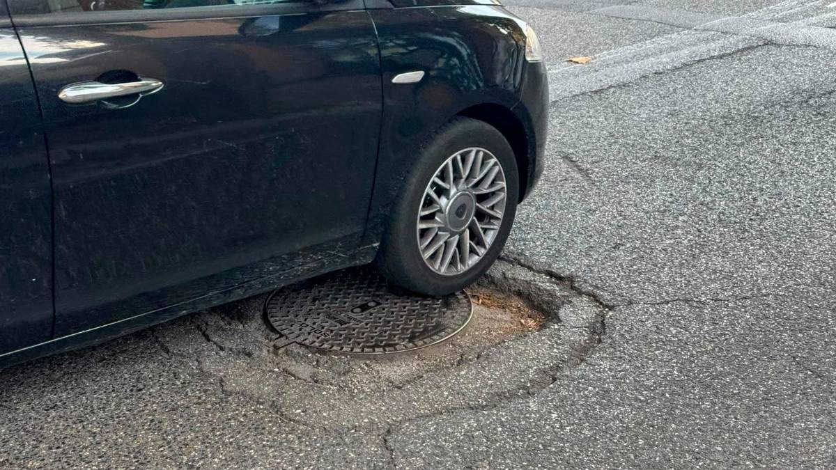 Cesena, sulla via Emilia spunta una pericolosa voragine