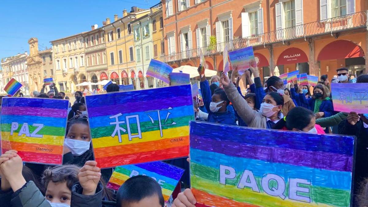 Cesena, il corteo per la pace dei bambini della scuola Carducci - Gallery