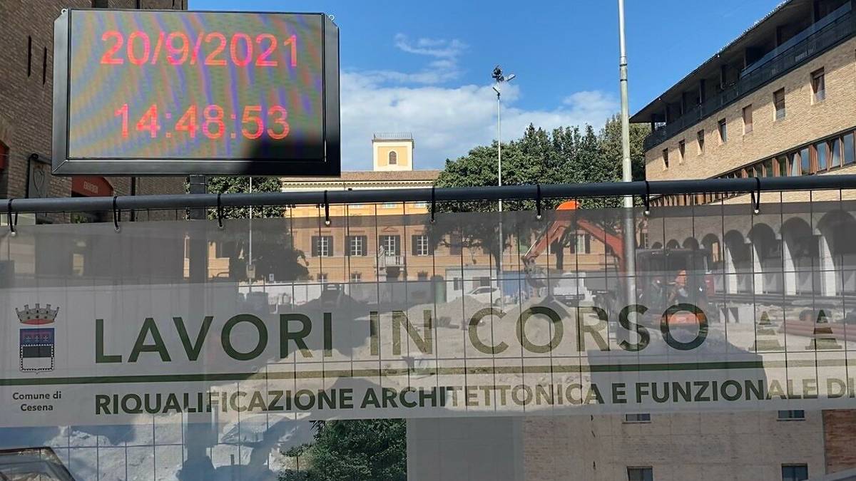 Maxi monitor per i tempi dei lavori delle Tre Piazze di Cesena