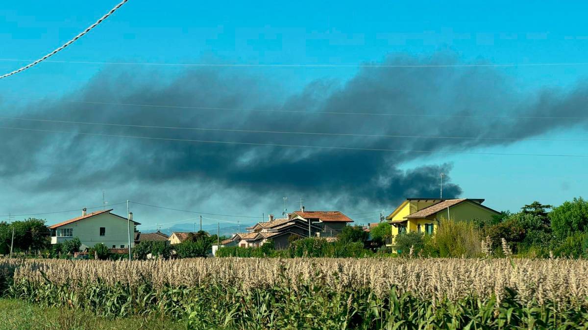 Incendio a Sala di Cesenatico: vigili del fuoco in azione in via Fossalta - Gallery