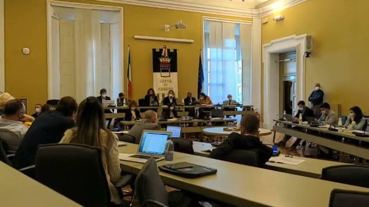 Fai pena... e scoppia la lite in aula tra sindaco di Cesena e capo gruppo della Lega VIDEO