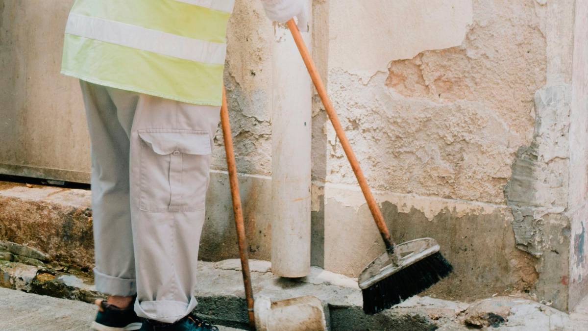 Ravenna, si diverte a lanciare bottiglie di vetro contro una operatrice ecologica che sta lavorando: 27enne arrestato