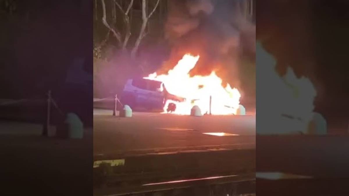 Rimini, auto della Polfer in fiamme: ecco gli attentatori in azione VIDEO
