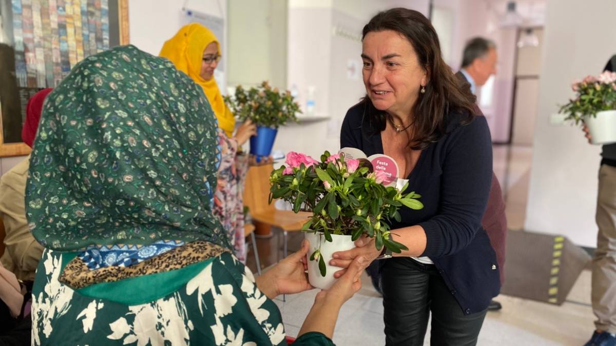 Cesena, Festa della Mamma: azalee solidali alle donne straniere che frequentano Asp