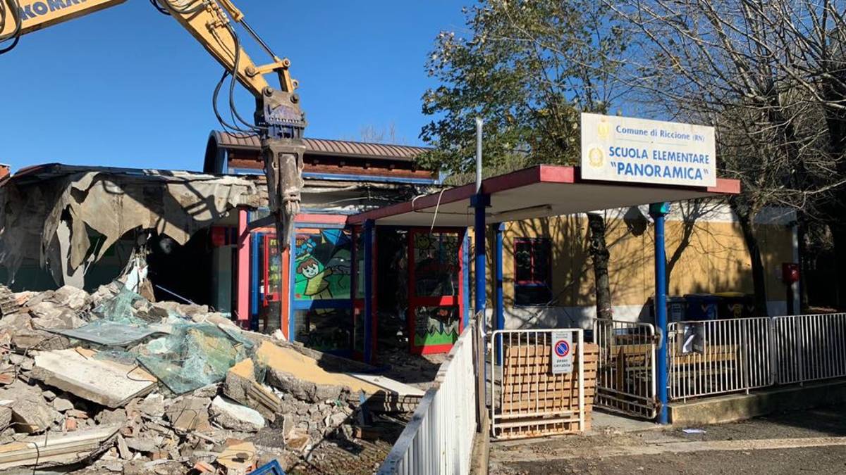 Riccione, al via la demolizione della scuola Panoramica