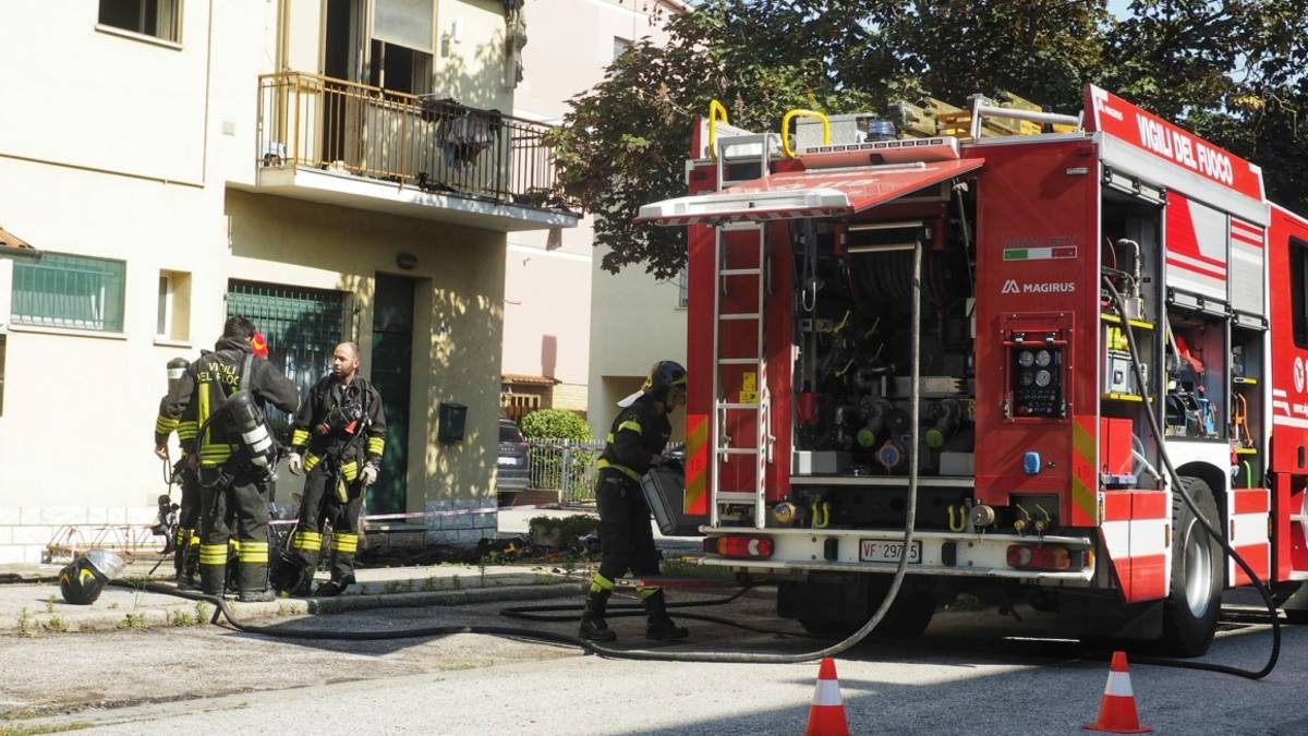 Ravenna, incendio in un appartamento in via Cesari VIDEO