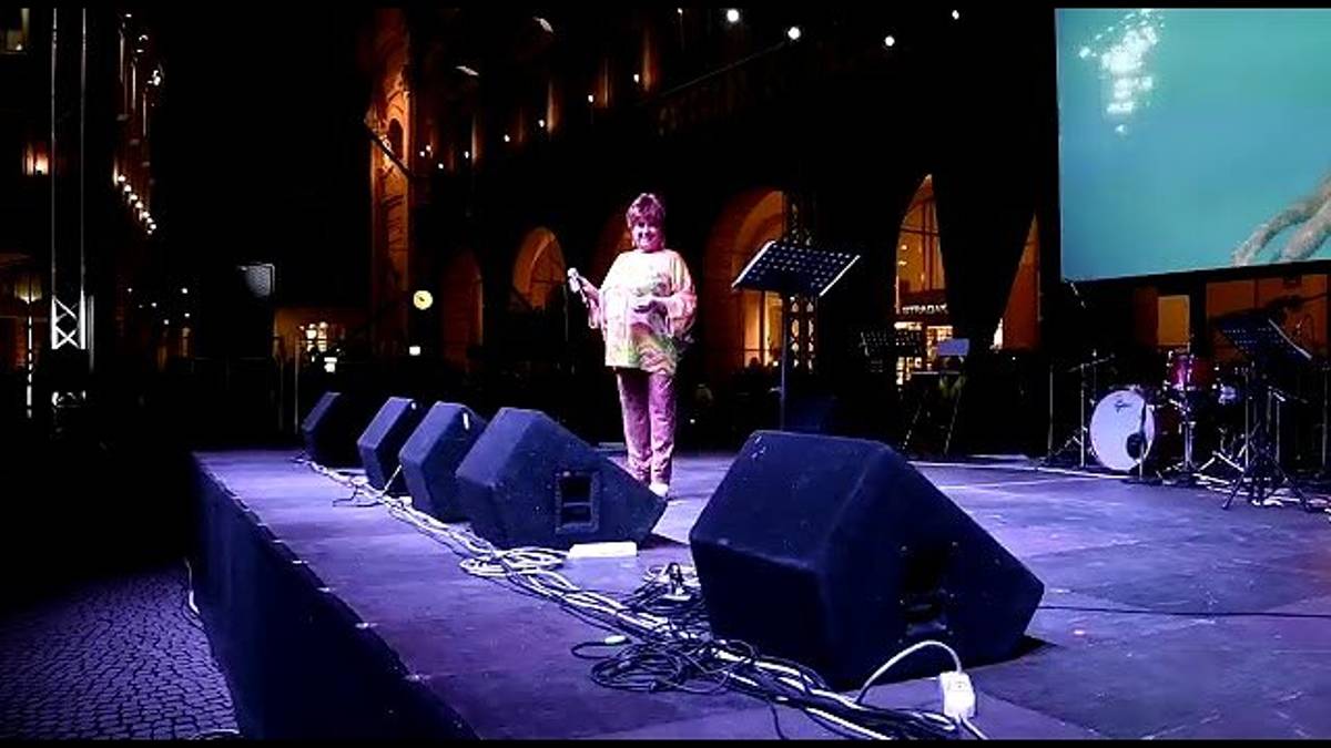Orietta Berti canta la hit dell'estate a Cara Forlì