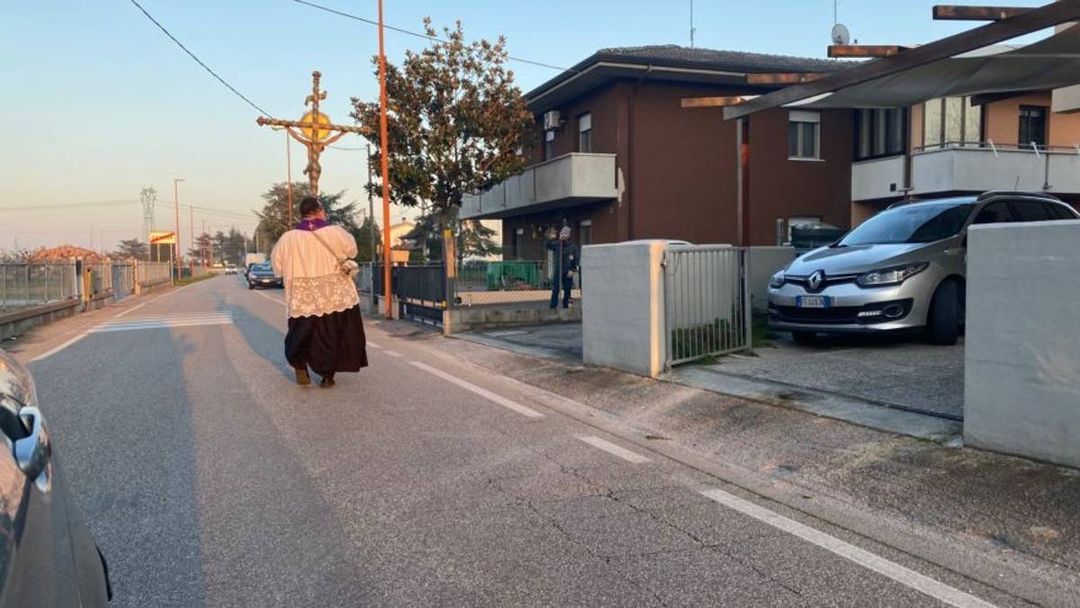 Cesena: processione in solitaria con l'antico crocefisso - VIDEO
